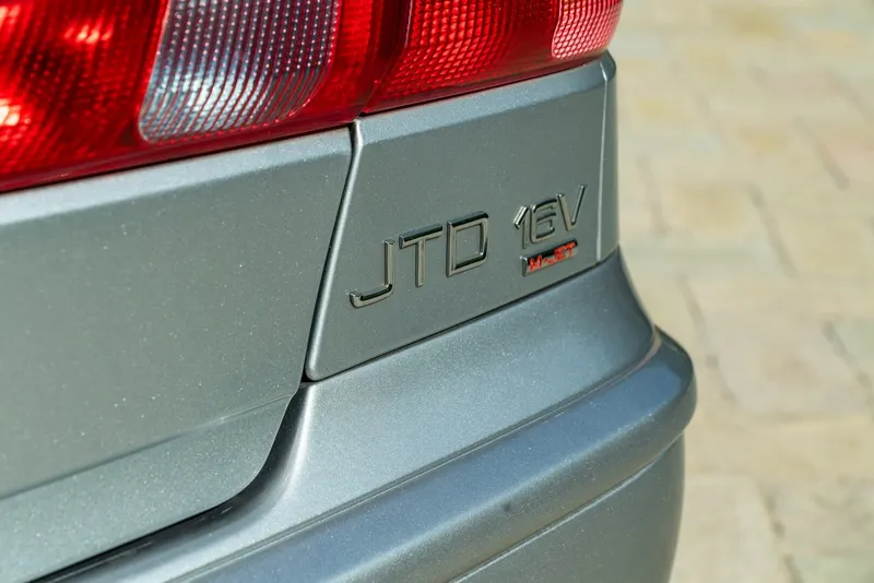 Alfa Romeo 156 JTD 16V DISTINCTIVE 19