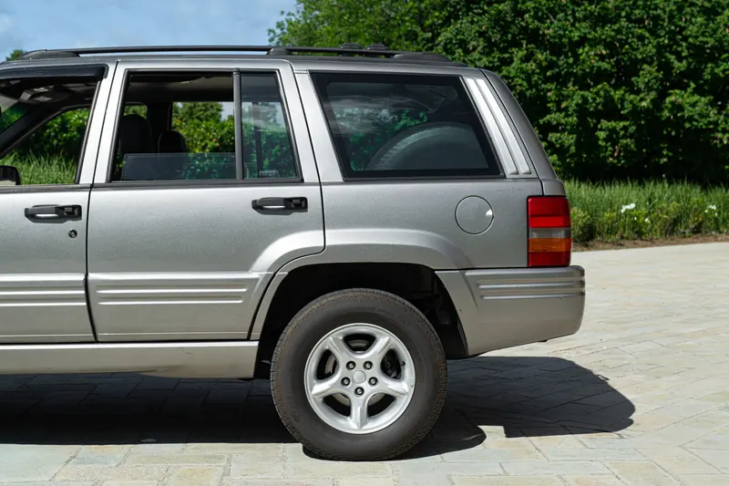 GRAND CHEROKEE LIMITED LX 5.9 V8 23