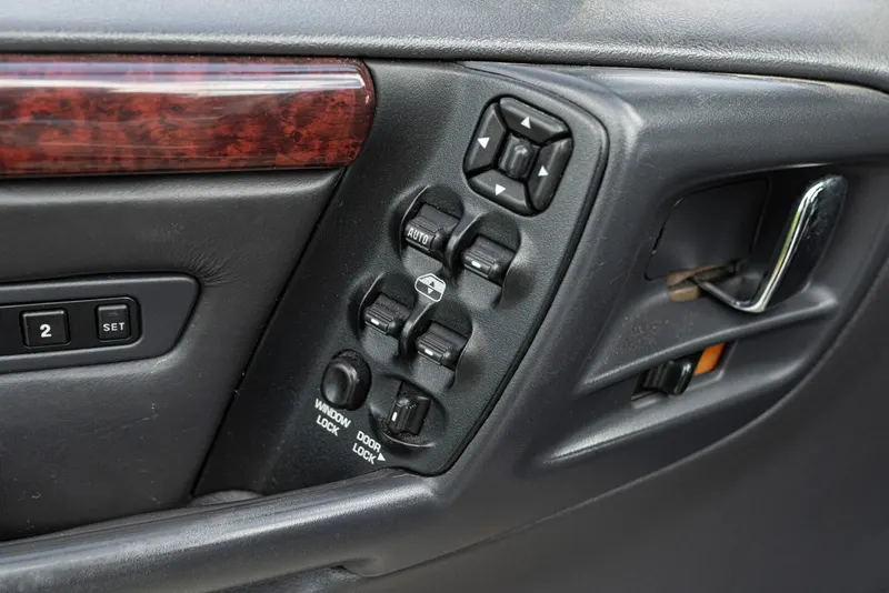 GRAND CHEROKEE LIMITED LX 5.9 V8 30