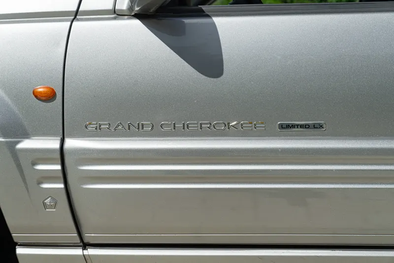GRAND CHEROKEE LIMITED LX 5.9 V8 11