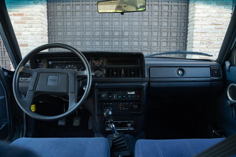 Volvo 244 GL 2.3L 38