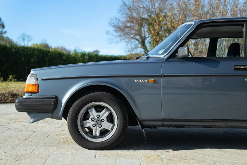 Volvo 244 GL 2.3L 18