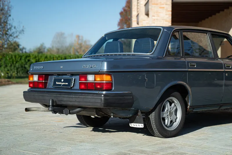 Volvo 244 GL 2.3L 22