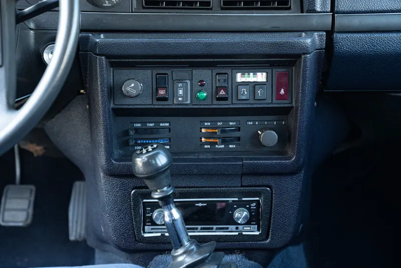 Volvo 244 GL 2.3L 33