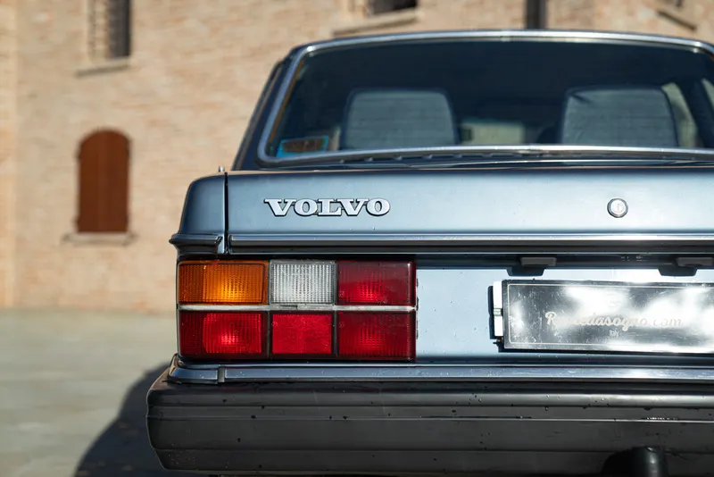 Volvo 244 GL 2.3L 16