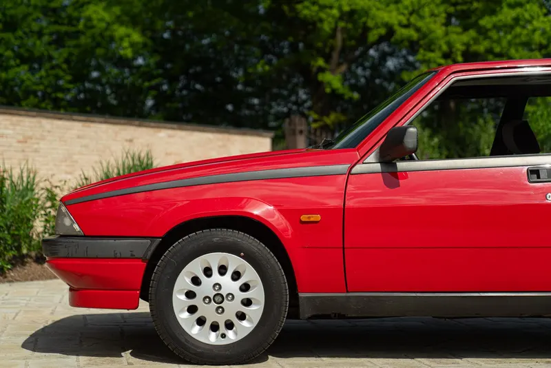 Alfa Romeo 75 21