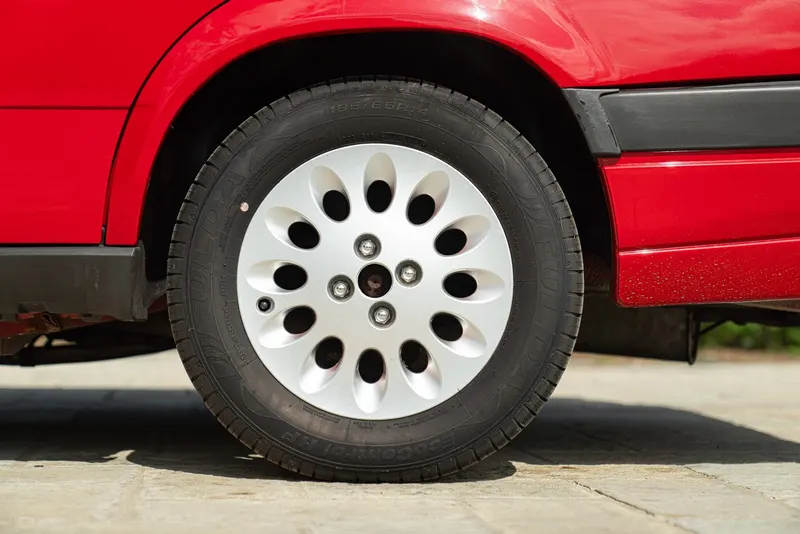 Alfa Romeo 75 20