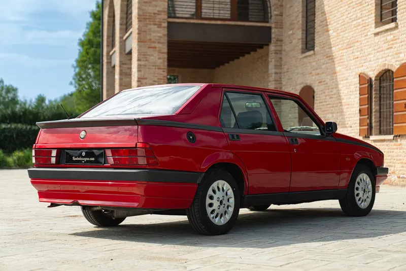 Alfa Romeo 75 7