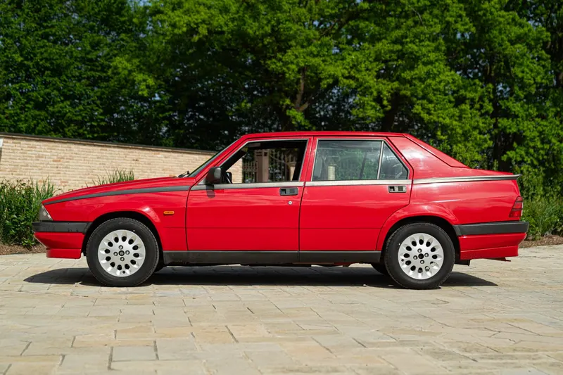 Alfa Romeo 75 4