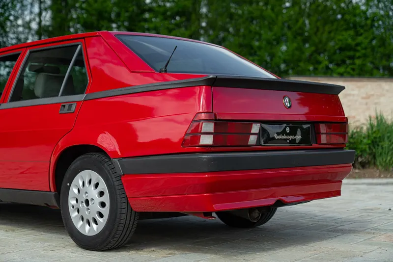 Alfa Romeo 75 13