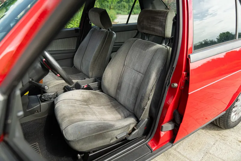 Alfa Romeo 75 28