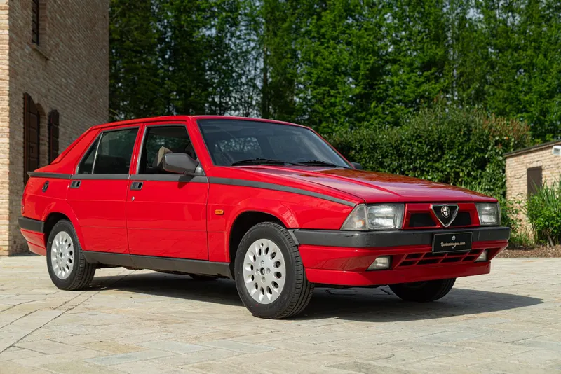 Alfa Romeo 75 2