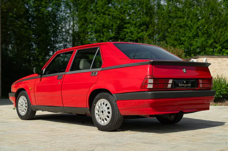 Alfa Romeo 75 6