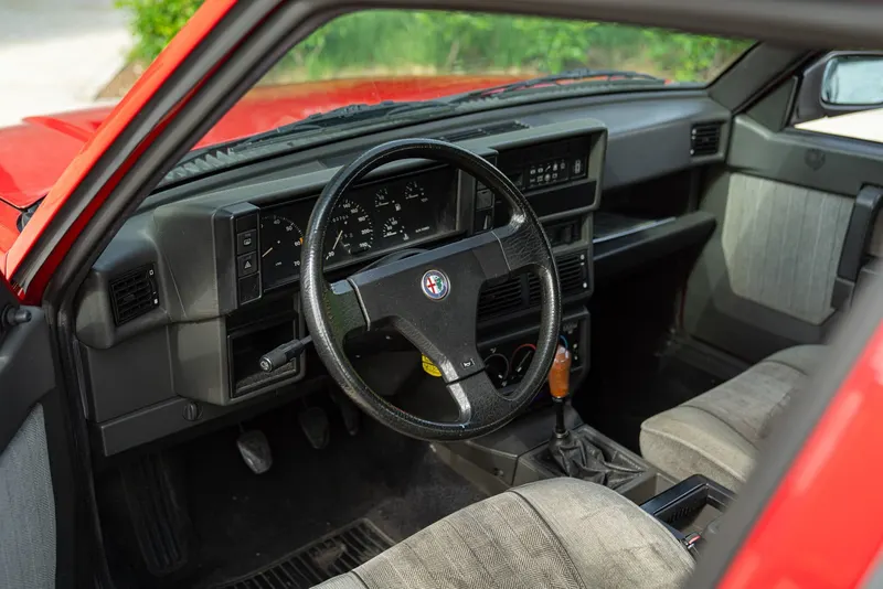 Alfa Romeo 75 29