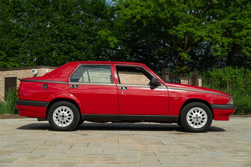 Alfa Romeo 75 5
