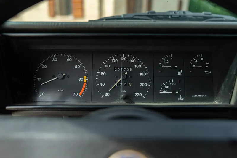 Alfa Romeo 75 37