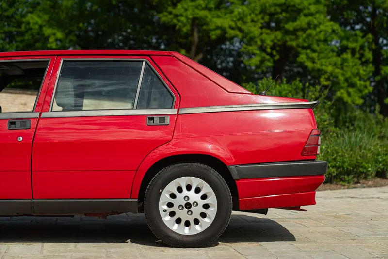 Alfa Romeo 75 22