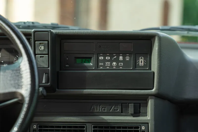 Alfa Romeo 75 46