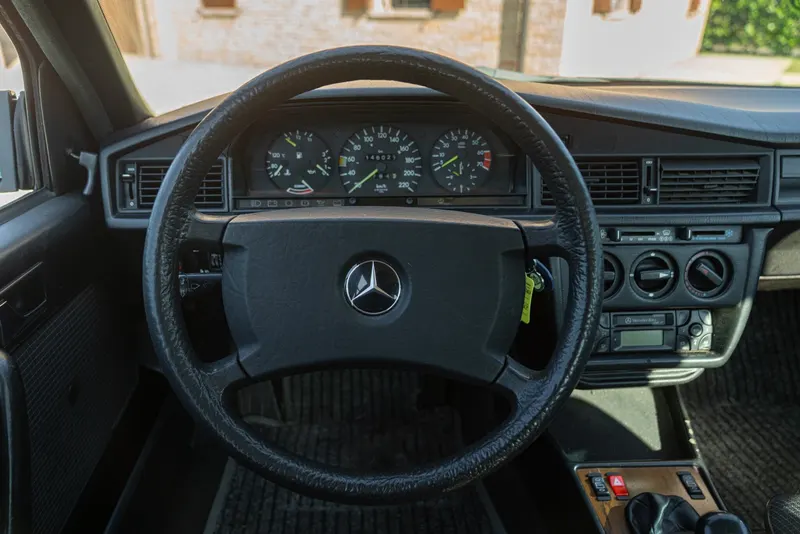 Mercedes-Benz 190 E 38