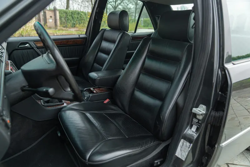 Mercedes-Benz 320 E 22