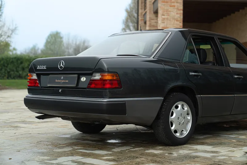 Mercedes-Benz 320 E 17