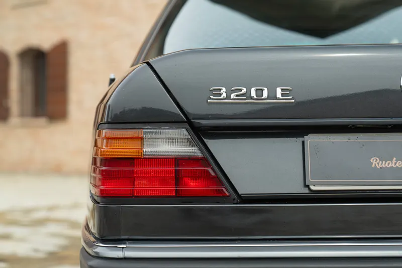 Mercedes-Benz 320 E 12