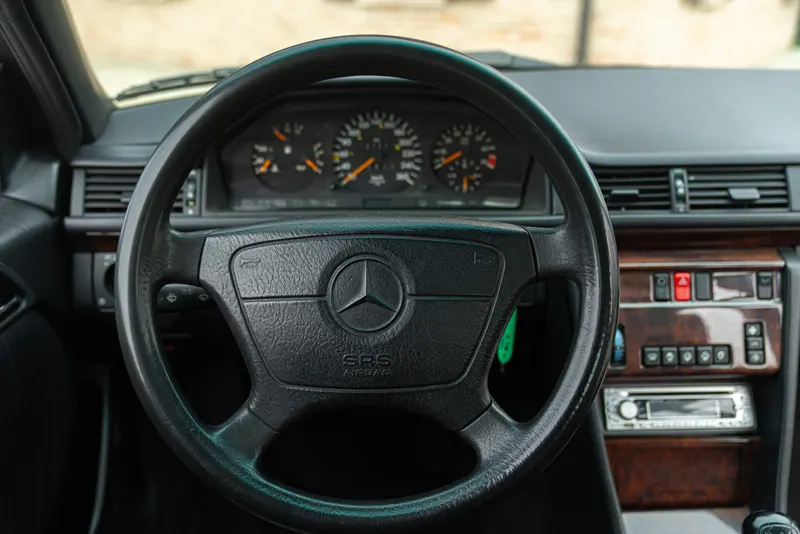 Mercedes-Benz 320 E 39