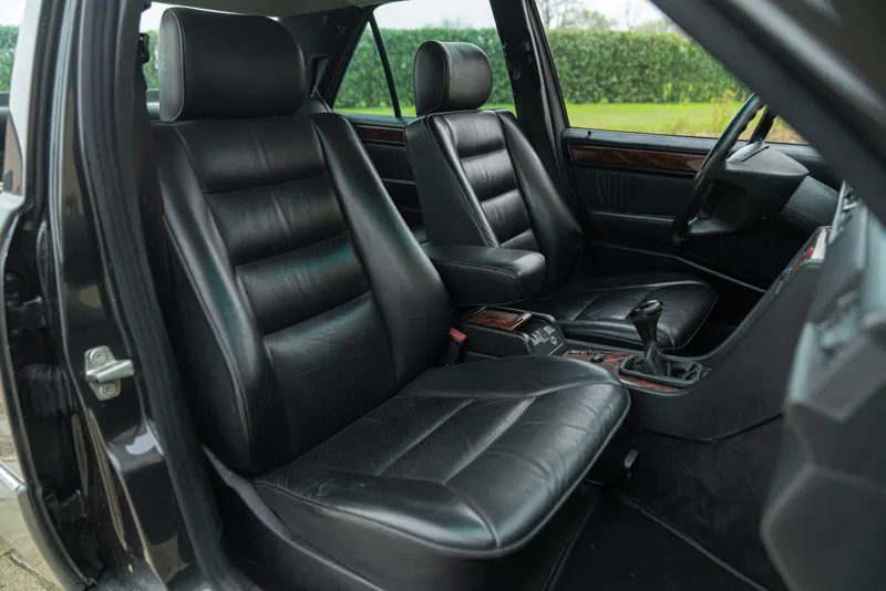Mercedes-Benz 320 E 23