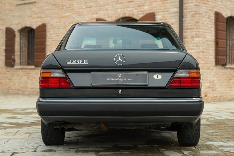 Mercedes-Benz 320 E 8