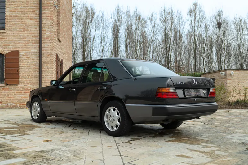 Mercedes-Benz 320 E 6