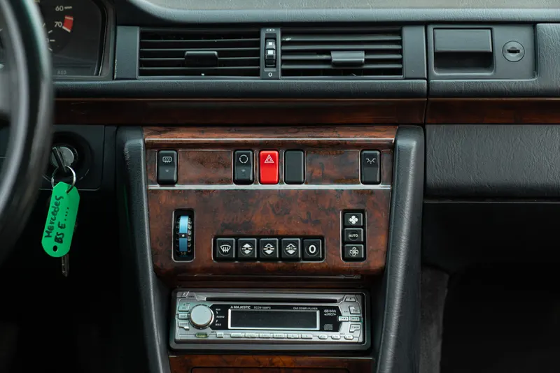 Mercedes-Benz 320 E 30