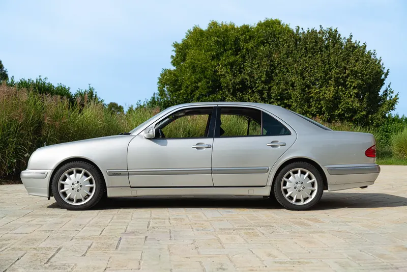 Mercedes-Benz E430 V8 5