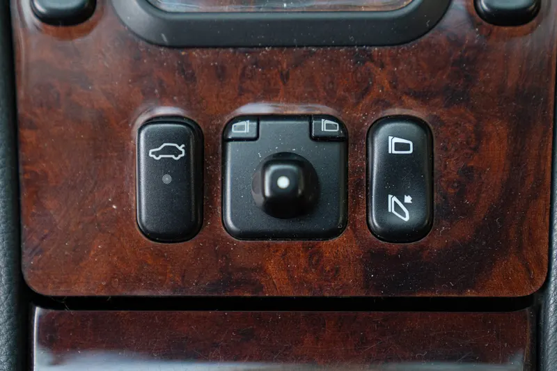 Mercedes-Benz E430 V8 32