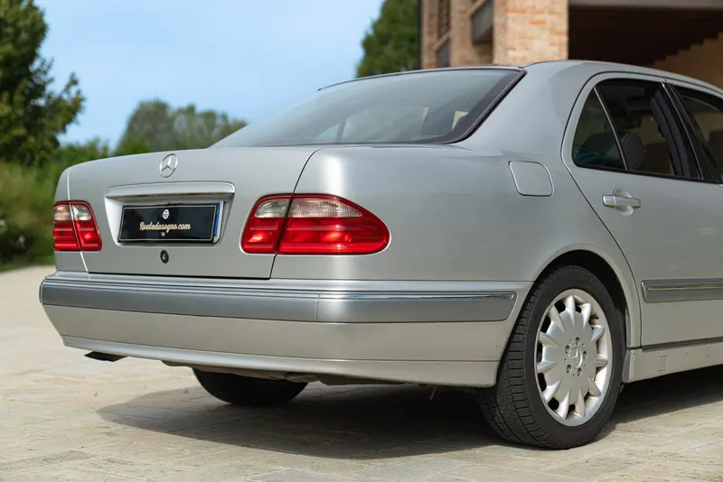 Mercedes-Benz E430 V8 12