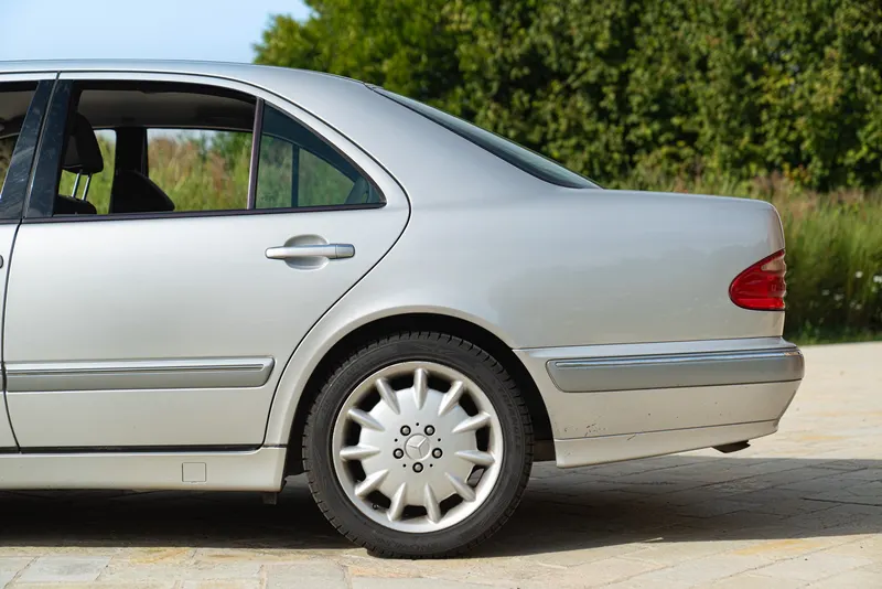 Mercedes-Benz E430 V8 13