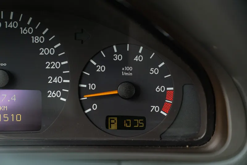 Mercedes-Benz E430 V8 49