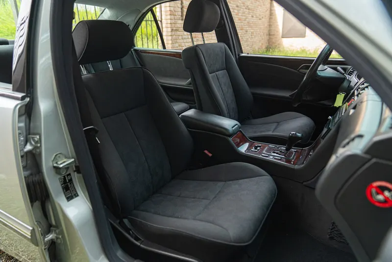 Mercedes-Benz E430 V8 25
