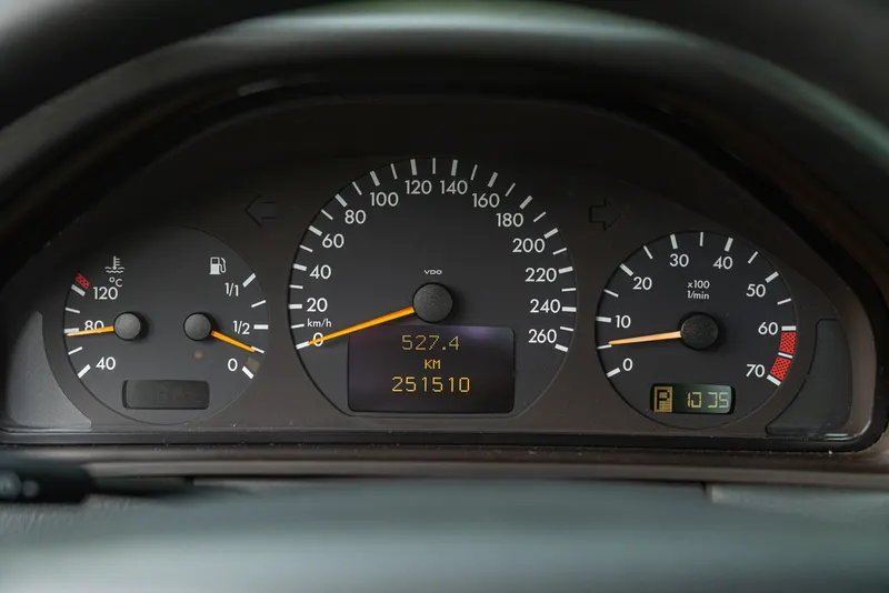 Mercedes-Benz E430 V8 51