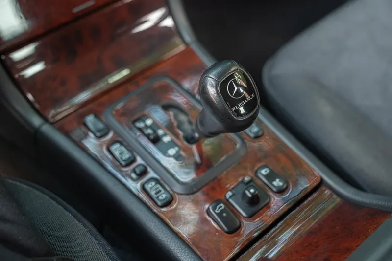 Mercedes-Benz E430 V8 42