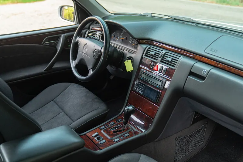Mercedes-Benz E430 V8 24