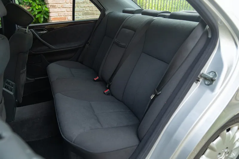 Mercedes-Benz E430 V8 27