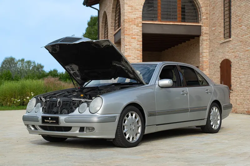 Mercedes-Benz E430 V8 52