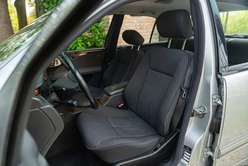 Mercedes-Benz E430 V8 28