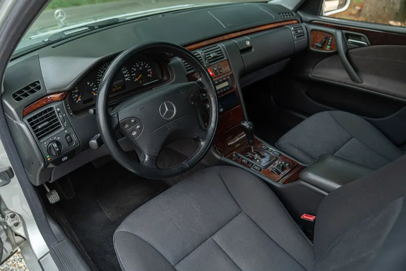 Mercedes-Benz E430 V8 26