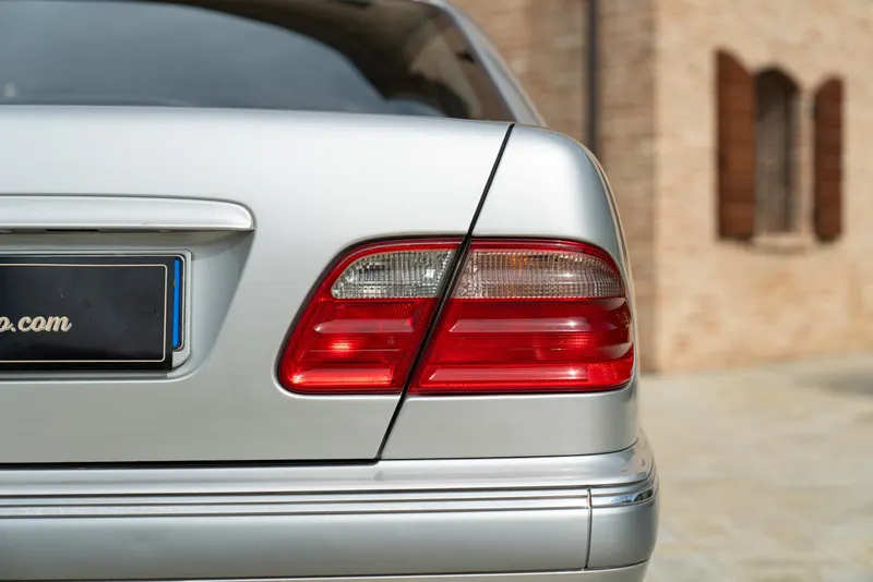 Mercedes-Benz E430 V8 10