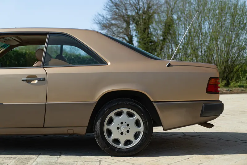 Mercedes-Benz 300 CE 21