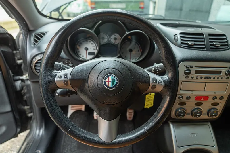 Alfa Romeo GT COUPE’ JTS “DISTINCTIVE EDITION” 24