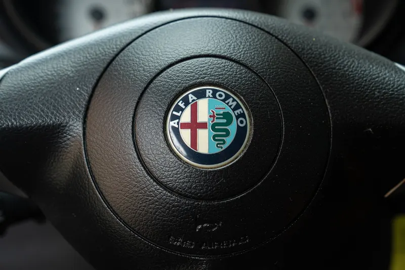 Alfa Romeo GT COUPE’ JTS “DISTINCTIVE EDITION” 30