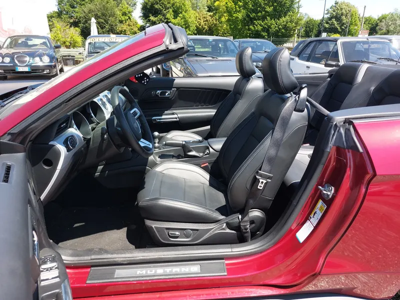 Ford Mustang Convertibile del 2017 4