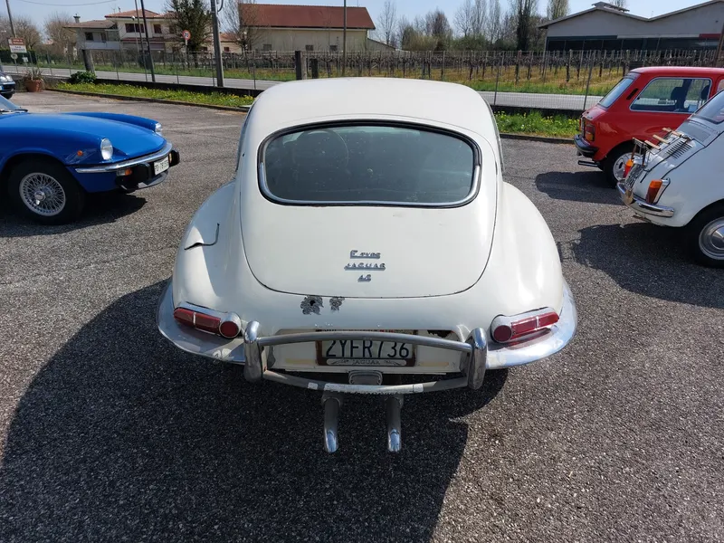 Jaguar E Type 4200 Coupè del 1966 (Prima Serie) 10